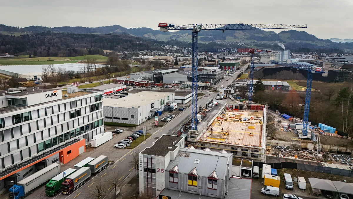 Luftbilder vom Belimo-Hauptsitz in Hinwil. Links das aktuelle Gebäude, rechts die Baustelle des neuen Produktions- und Logistikgebäudes.